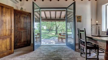 Casa, vista al patio | Restaurantes