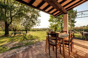 Casa, vistas al patio | Restaurante al aire libre