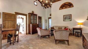 Ferienhaus, Blick auf den Innenhof | Wohnbereich