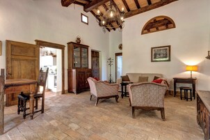 Casa, vistas al patio | Zona de estar