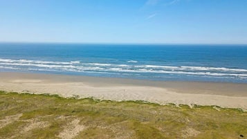 På stranden