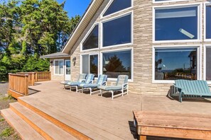 Terrace/patio - 4BR Moclips Beach House | Hot Tub | Fire Pit (Moclips)