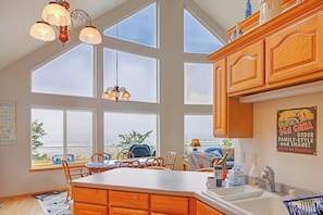 Interior - 4BR Moclips Beach House | Hot Tub | Fire Pit (Moclips)