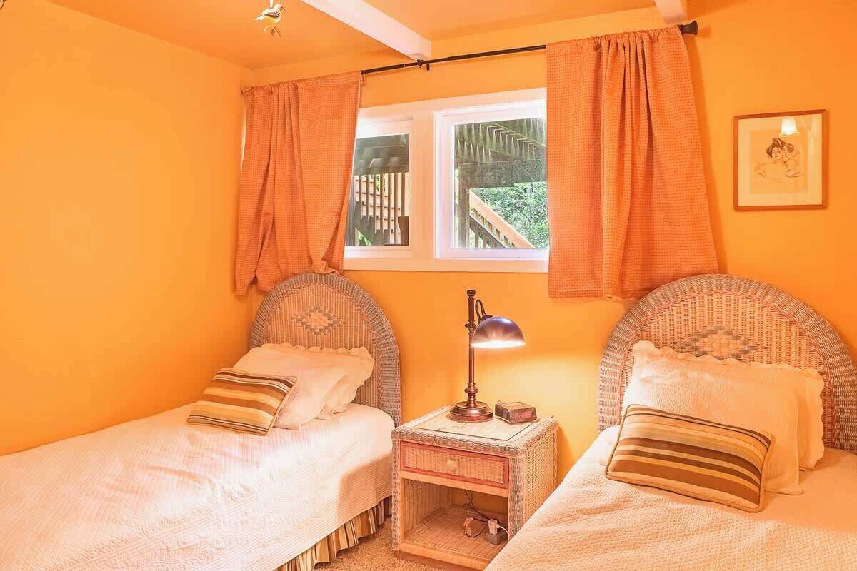 WiFi, bed sheets