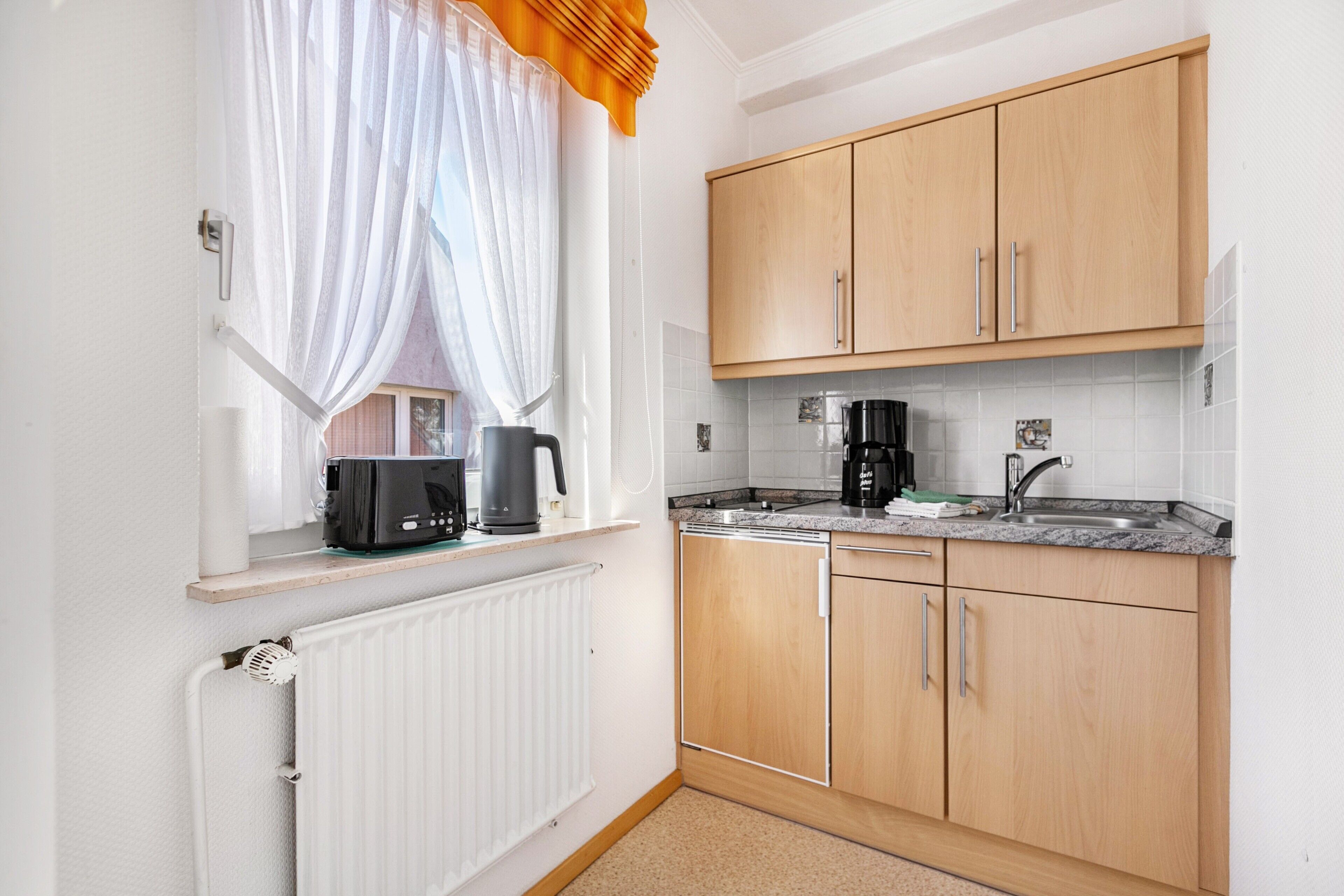 Kühlschrank, Ofen, Herdplatte, Wasserkocher