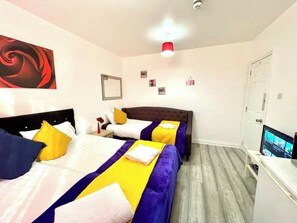 Room - Studio Room with Private Bathroom and Parking (Greater London)