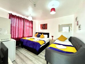 Room - Studio Room with Private Bathroom and Parking (Greater London)