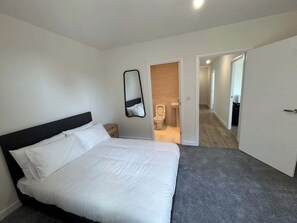 Iron/ironing board, WiFi - Spacious 2 Bedroom 2 Bathroom Balcony Apartment in Canning Town near Excel (Greater London)