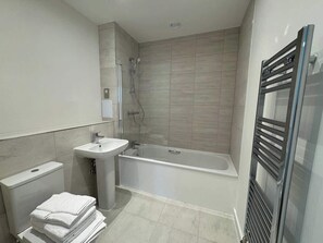 Shower, hair dryer - Spacious 2 Bedroom 2 Bathroom Balcony Apartment in Canning Town near Excel (Greater London)