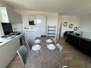 Cookware/dishes/utensils - Spacious 2 Bedroom 2 Bathroom Balcony Apartment in Canning Town near Excel (Greater London)