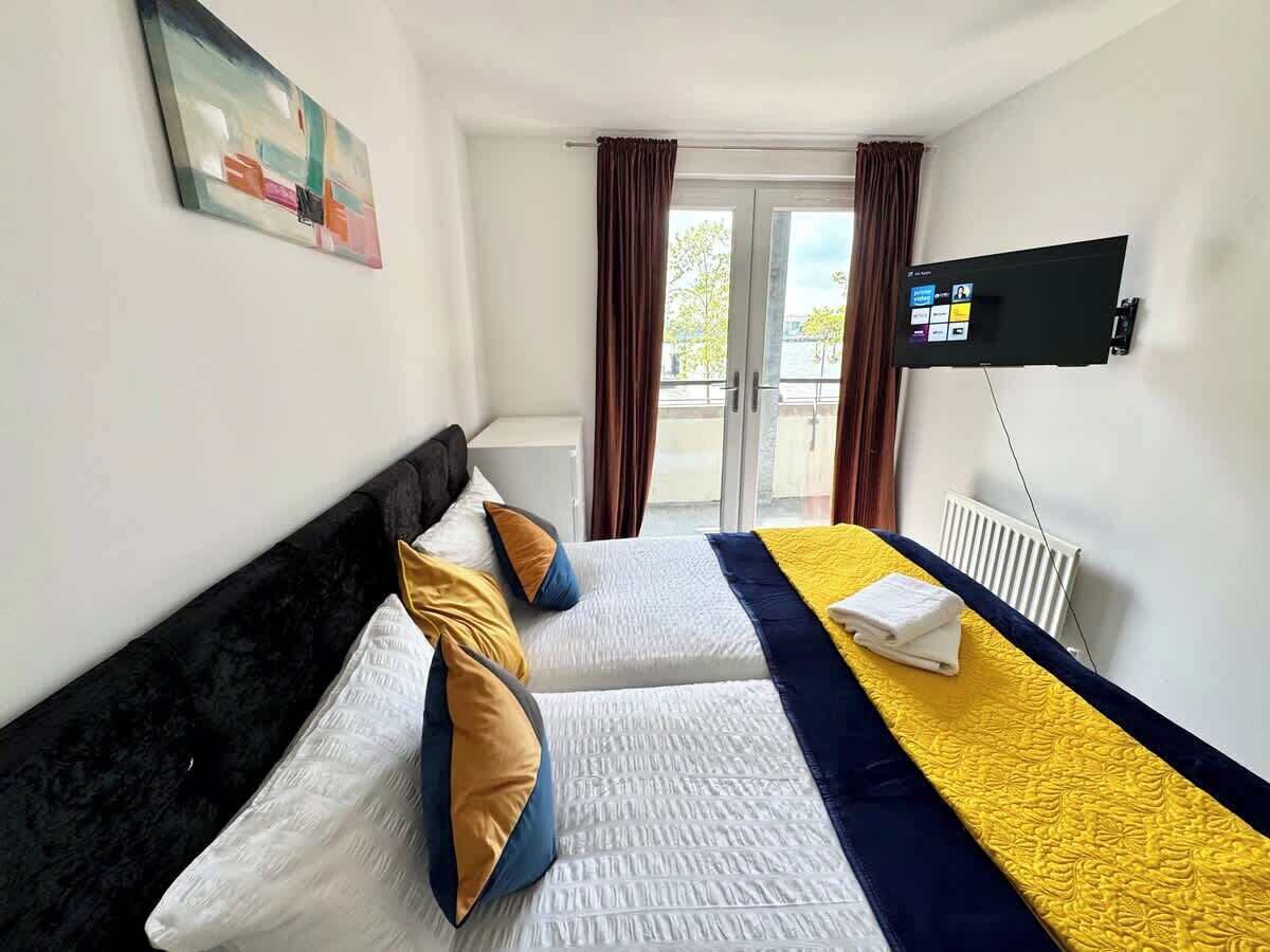 Een strijkplank/strijkijzer, wifi, beddengoed