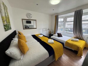 Room - Studio flat en-suite, Kitchenette, Parking, NP6 (Newbury Park)