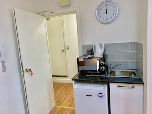 Interior - Studio flat en-suite, Kitchenette, Parking, NP5 (Newbury Park)