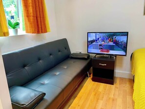 Living area - Studio flat en-suite, Kitchenette, Parking, NP5 (Newbury Park)