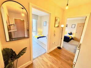 2 bedrooms, iron/ironing board, WiFi - Stylish 2BR 2Bath, Balcony Views, Stratford, ABBA (Greater London)