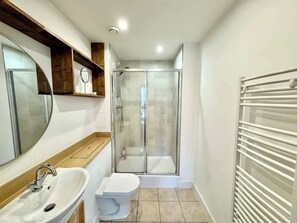 Shower, hair dryer, shampoo - Stylish 2BR 2Bath, Balcony Views, Stratford, ABBA (Greater London)