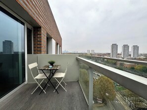 Outdoor dining - Stylish 2BR 2Bath, Balcony Views, Stratford, ABBA (Greater London)
