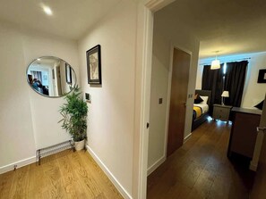 2 bedrooms, iron/ironing board, WiFi, bed sheets - Stunning 2Bedrooms, 2Baths, Balcony, Parking (Greater London)