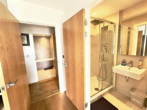 Shower, hair dryer - Stunning 2Bedrooms, 2Baths, Balcony, Parking (Greater London)