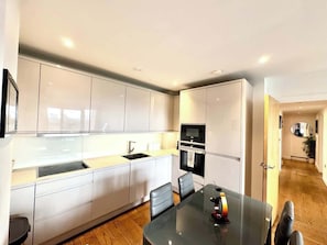 Frigorífico, microondas, horno y placa de cocina