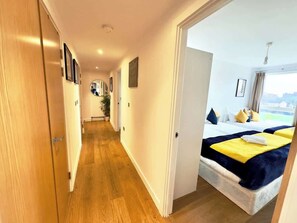2 bedrooms, iron/ironing board, WiFi, bed sheets - Stunning 2Bedrooms, 2Baths, Balcony, Parking (Greater London)