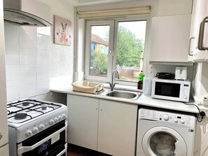 Fridge, microwave, oven, stovetop - London ExCeL 2 Bedrooms Flat, O2, Docklands (Greater London)