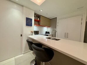 Fridge, microwave, oven, stovetop - Cosy Apartment, Balcony River View, O2, Cable Car (Greater London)