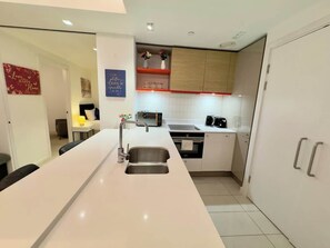 Fridge, microwave, oven, stovetop - Cosy Apartment, Balcony River View, O2, Cable Car (Greater London)