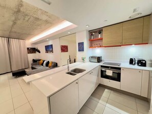 Fridge, microwave, oven, stovetop - Cosy Apartment, Balcony River View, O2, Cable Car (Greater London)