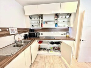 Fridge, microwave, oven, stovetop - Modern 3BR House I Near Olympic Park & Westfield (Greater London)
