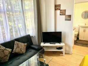 Living area - En-suite Studio Room with Kitchenette, Parking (Greater London)