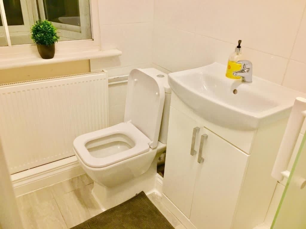 Ein kleines Badezimmer mit Toilette, Waschbecken und einem Schrank.
