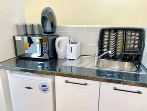 Interior - Studio flat en-suite, Kitchenette, Parking, NP7 (Newbury Park)