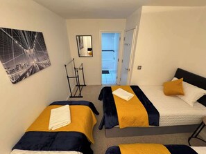 2 bedrooms, iron/ironing board, WiFi, bed sheets - Central 2 Bedrooms, 2 Baths flat, Parking, ABBA (Greater London)