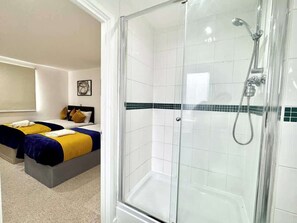 Shower, hair dryer - Central 2 Bedrooms, 2 Baths flat, Parking, ABBA (Greater London)