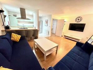 TV, offices - Central 2 Bedrooms, 2 Baths flat, Parking, ABBA (Greater London)