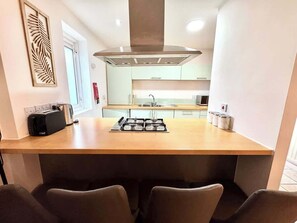Fridge, microwave, oven, stovetop - Central 2 Bedrooms, 2 Baths flat, Parking, ABBA (Greater London)