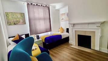 2 bedrooms, iron/ironing board, WiFi
