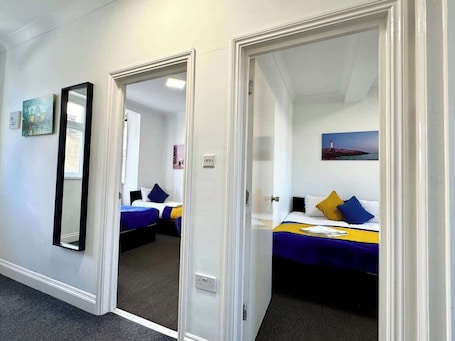 3 bedrooms, iron/ironing board, WiFi. Spacious 3-Bedroom House for Families & Groups, Garden, Parking near Stratford