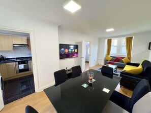 Interior - Spacious 3-Bedroom House for Families & Groups, Garden, Parking near Stratford (Greater London)