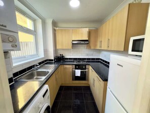 Fridge, microwave, oven, stovetop - Spacious 3-Bedroom House for Families & Groups, Garden, Parking near Stratford (Greater London)