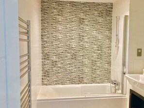 Shower, hair dryer, shampoo - Spacious 2-Bed London Apartment, Velodrome View Balcony, Parking & Olympic Park (Greater London)