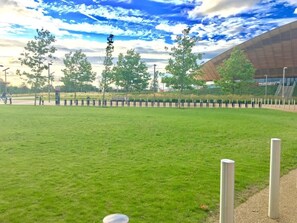 Sports court - Spacious 2-Bed London Apartment, Velodrome View Balcony, Parking & Olympic Park (Greater London)