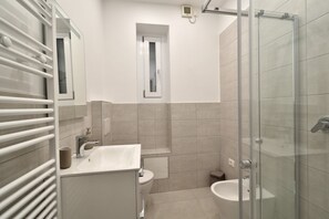 Shower, bidet, towels - Cozy and bright 60 square meters apartment, perfect for four people, located on the first floor of a renovated building without an elevator.The property is located in a quiet area in the Crocetta neighborhood and is well connected to the rest of the city (Turin)