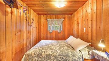 Iron/ironing board, bed sheets