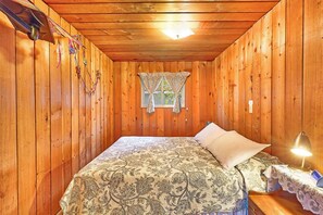 Iron/ironing board, bed sheets