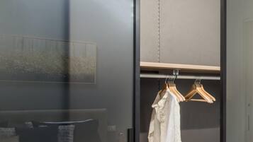 2 bedrooms, desk, WiFi (free), bed sheets