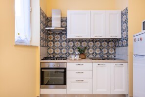 Microwave, oven, stovetop, dishwasher - Casa Rorrò nel cuore di Palermo con tre camere da letto (PALERMO)