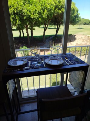Een tafel voor twee met uitzicht op een golfbaan.