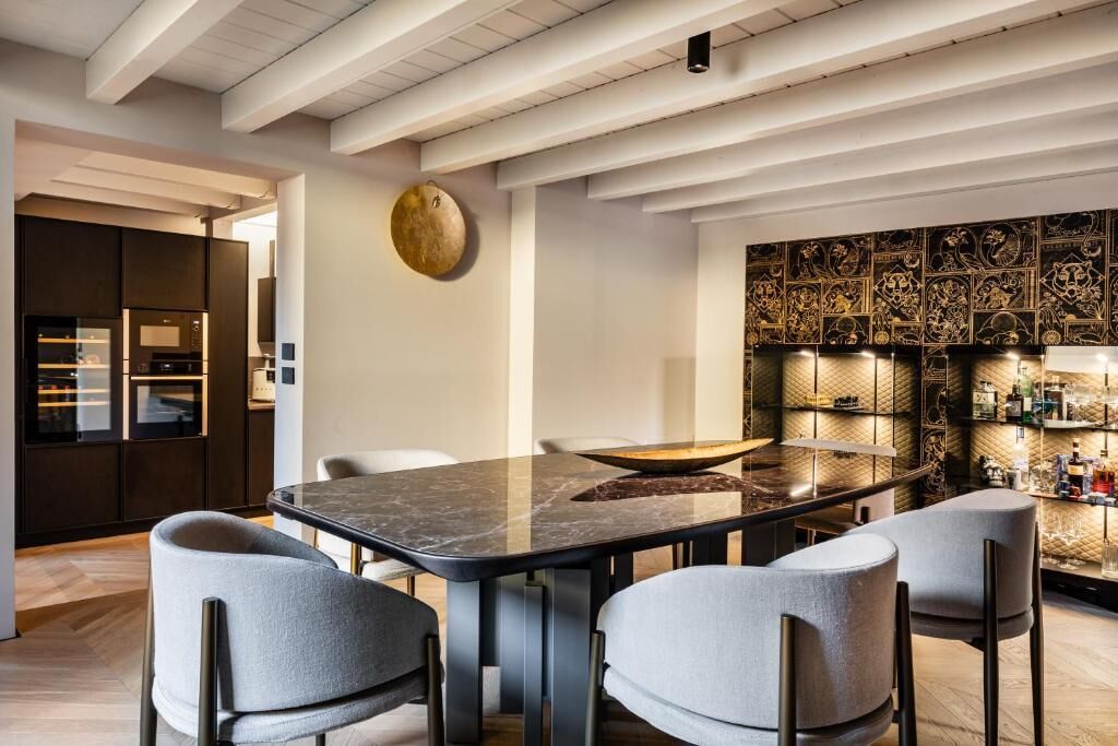 Apartemen Mewah, balkon, pemandangan kota | Tempat makan